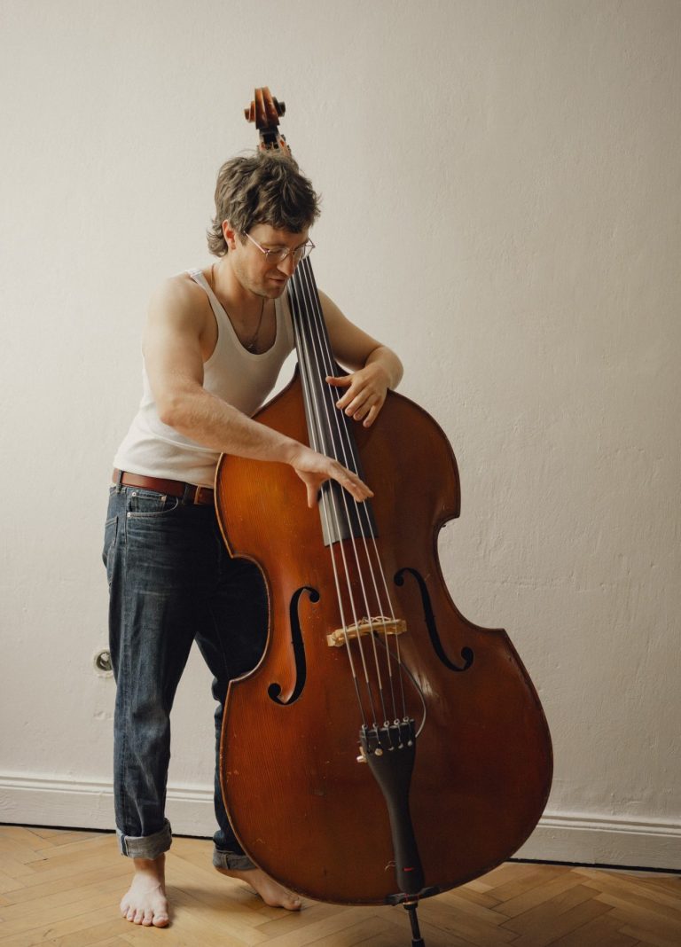 Lukas Growe Playing Uprigt Bass