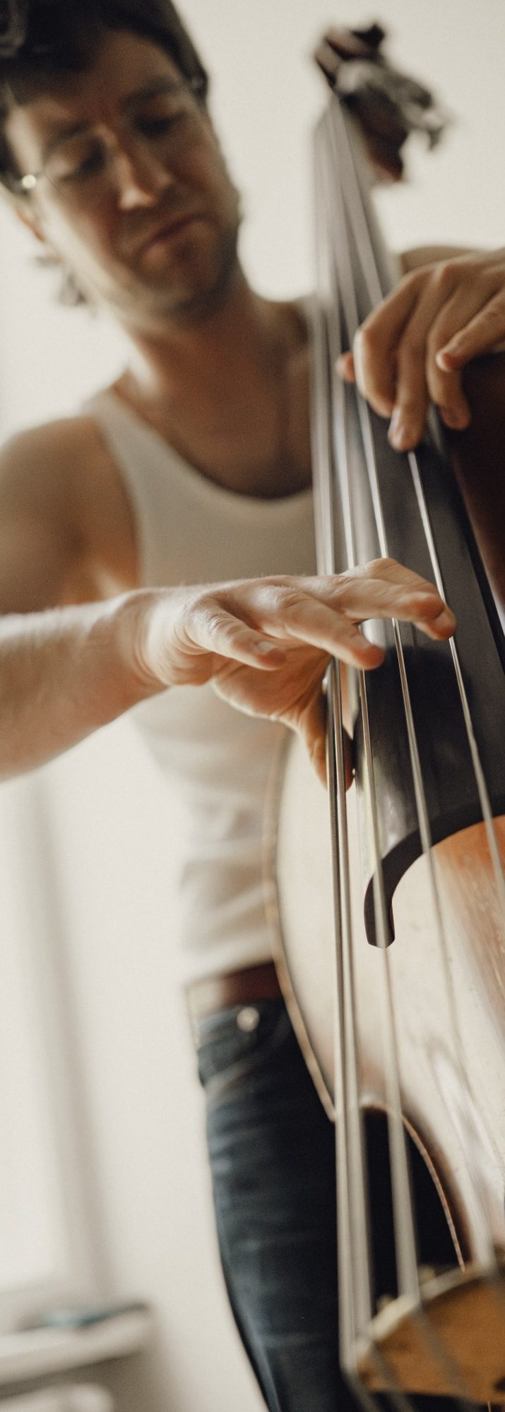 Bass Teacher Berlin ©Ana Torres Close up of hand Playing Doublebass