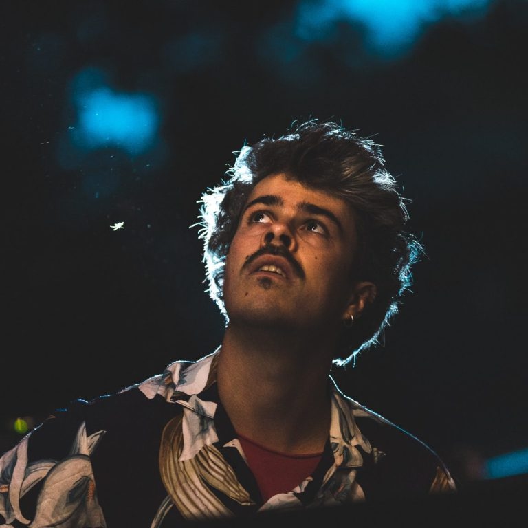 Nicolas Greiner im Hawaiihemd blickt nach oben